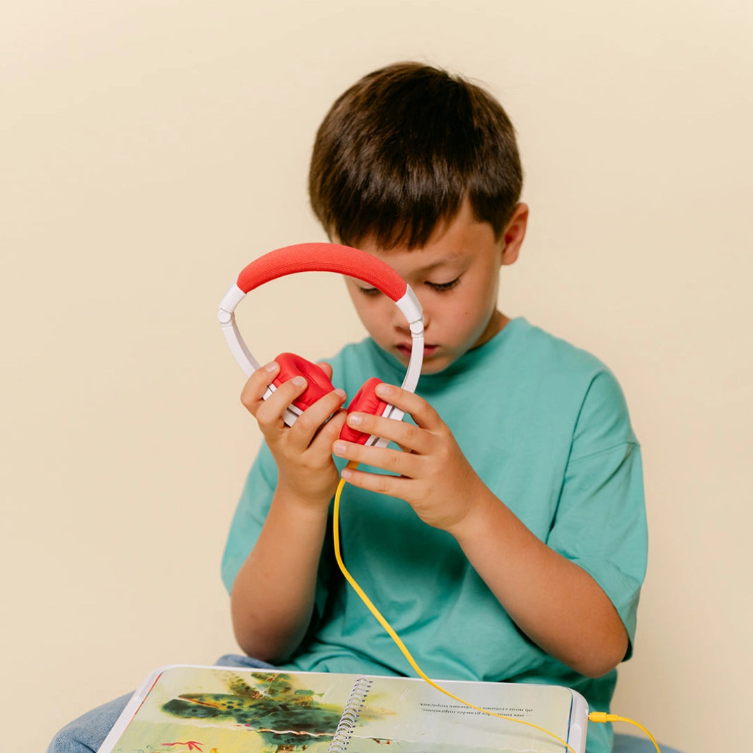 Un enfant tient le casque Hopi devant HopiPlay