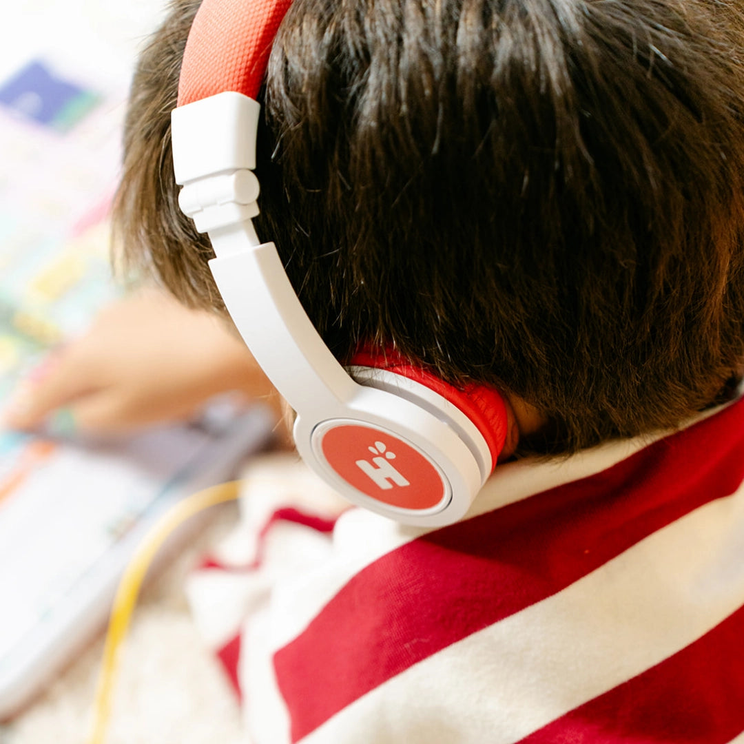 Le casque Hopi sur les oreilles d’un enfant