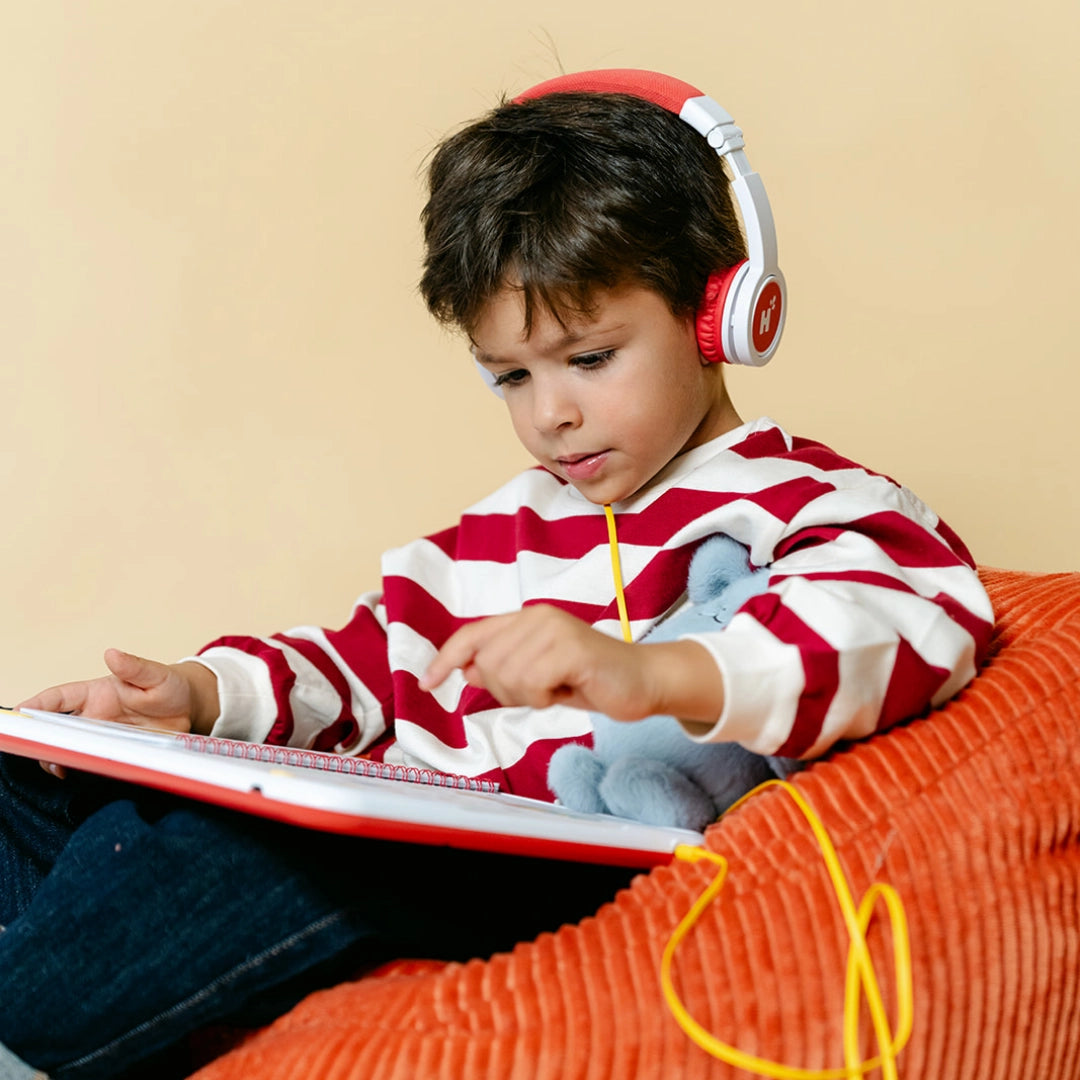 Un enfant joue avec HopiPlay, casque Hopi sur la tête