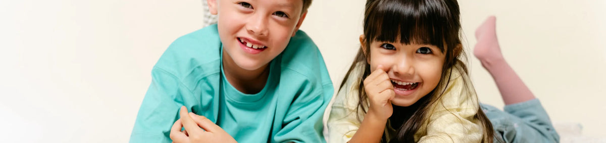 Un garçon et une fille allongés, souriants