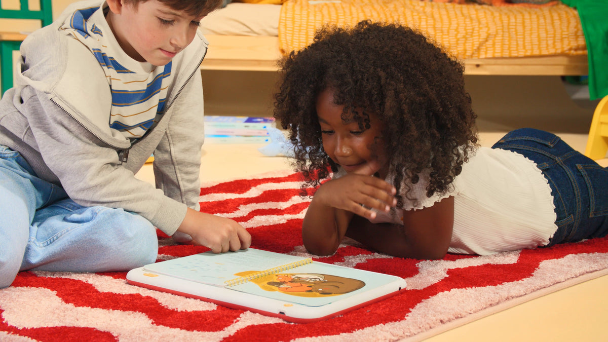 Une petite fille joue avec la HopiPlay posée sur un tapis
